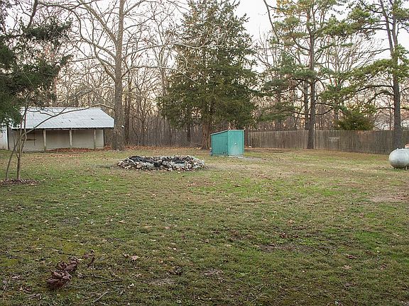 Large workshop & well house 