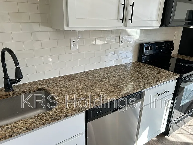 963 W Ocean View Ave — Photo 4