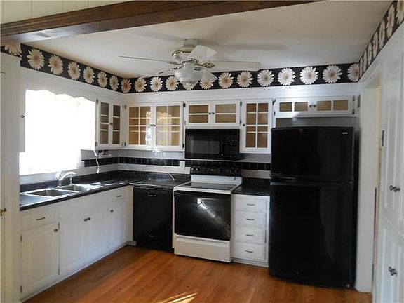 3rd image of 10918 Harrison St