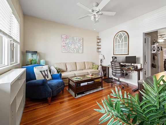 3rd image of 1331 W Melrose St #1