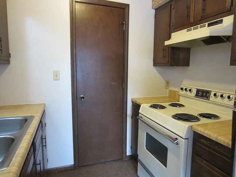 (617-629 East Grand)The Next Best Thing To Campus Housing!! — Photo 18