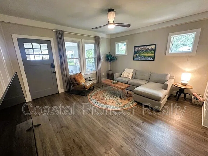 3 bed, 2.0 bath, 1212 sqft, $2,500 — Photo 4