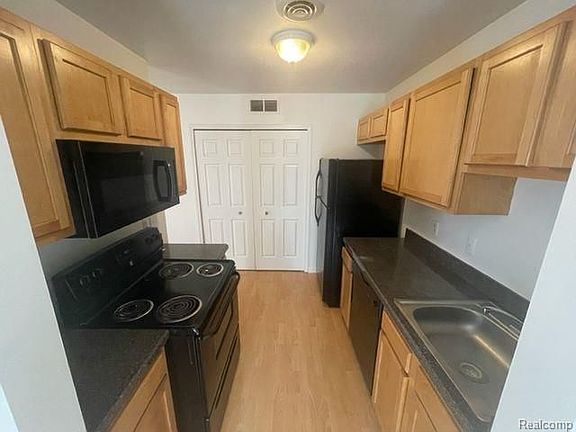 5th image of 7 Eden Park Dr