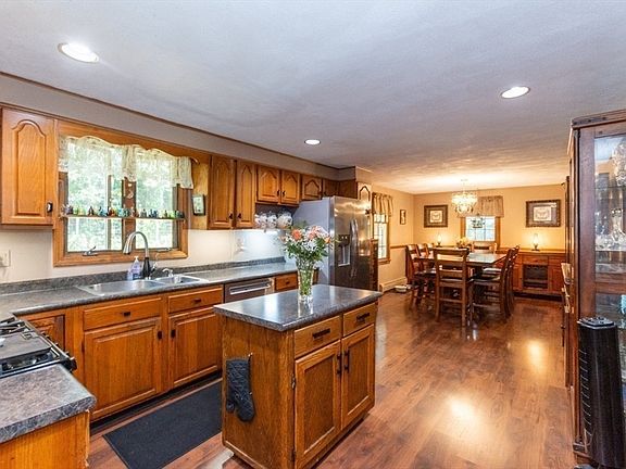 5th image of 12 Ridgeway Ave