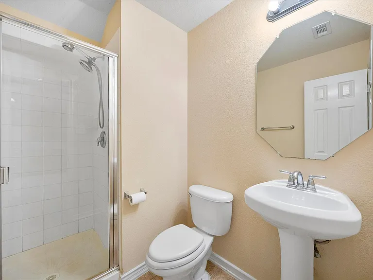 1100 Camelot Dr — Photo 16