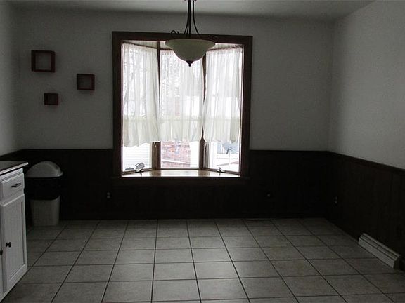 3rd image of 2988 Queens Way