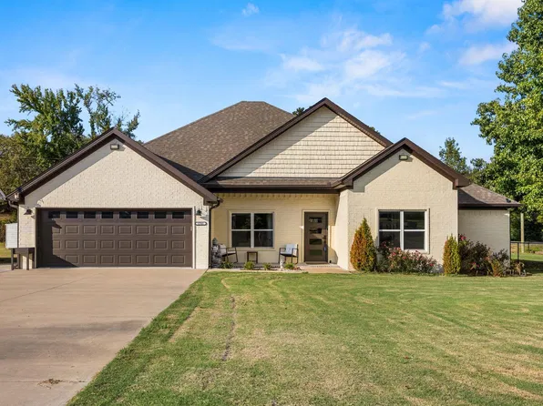 1761 Oak Shadows Dr, North Little Rock, AR 72120