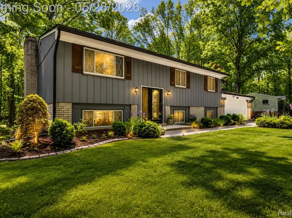 25136 Westmoreland Dr, Farmington Hills, MI 48336