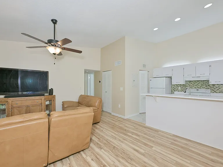 3301 Crystal Ct E #O — Photo 8
