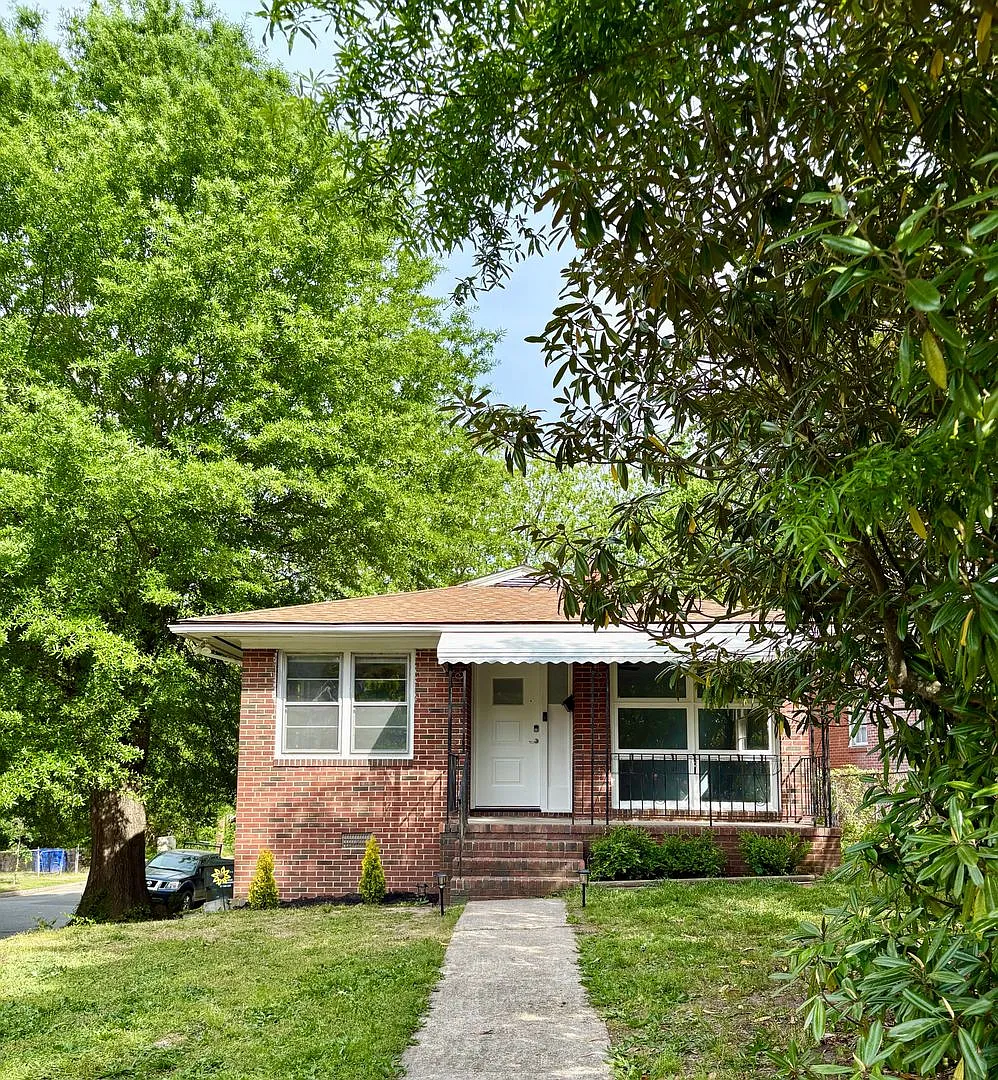 Spacious Home Near Downtown Durham! — Photo 2