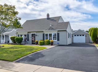 98 Harvest Ln, Levittown, NY 11756