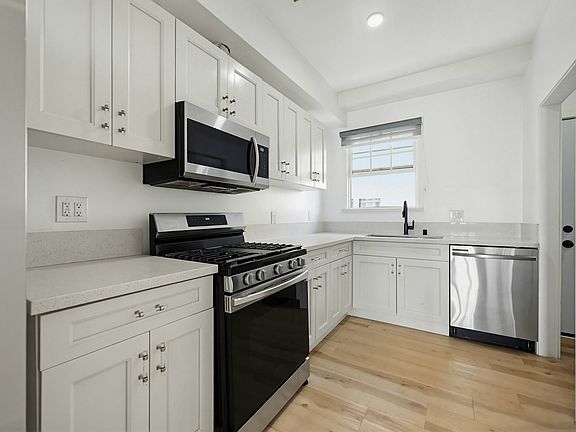 2nd image of 1524 N Sycamore St APT 3
