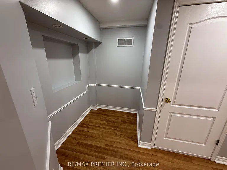 54 Castlepoint Dr #LOWER — Photo 8