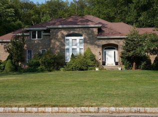 8 Upper Lake Rd, Oak Ridge, NJ 07438