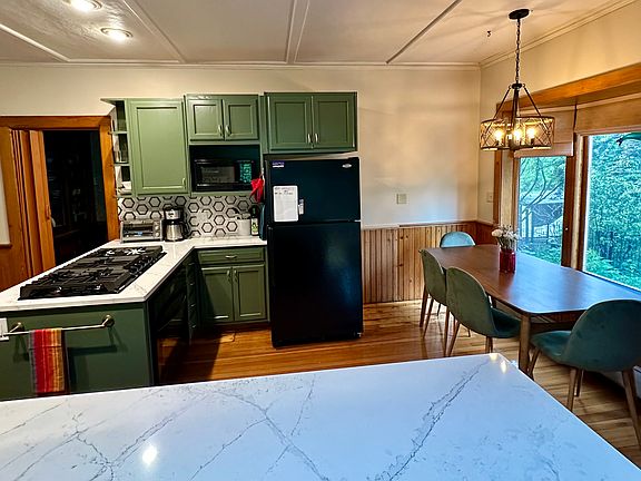 Kitchen and breakfast nook / bay window