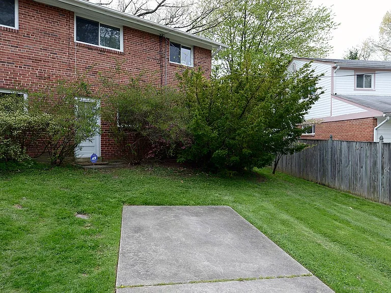 Parking spot, fenced 2nd yard area