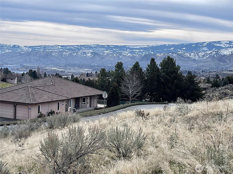 3rd image of 236 Stoneybrook Lane