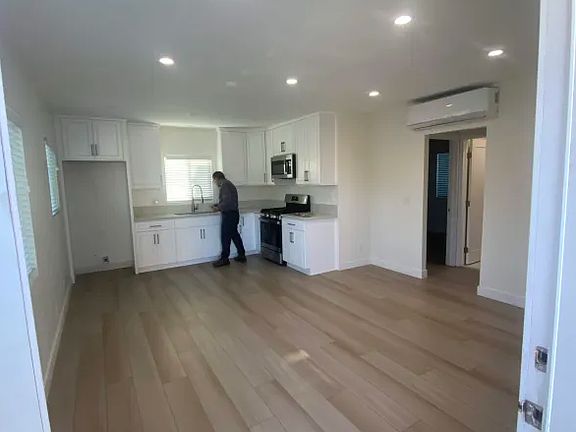 5th image of 900 W 3rd St #906