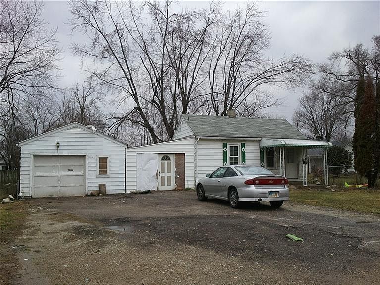 1st image of 121 Maeder Ave