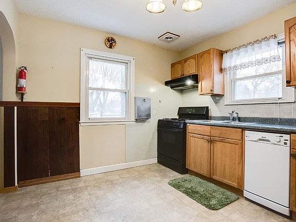 5th image of 2027 County Road D W