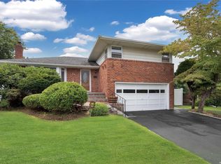 96 Belmont Cir, Syosset, NY 11791