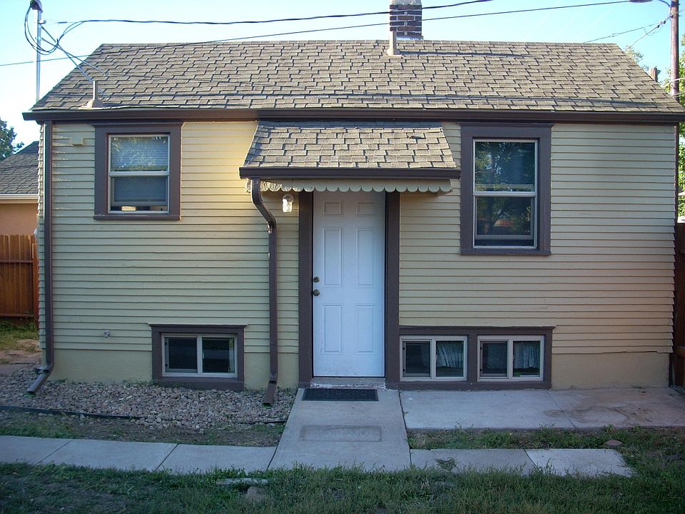 Small, bi-level carriage house, off the alley in back of Hanover St.