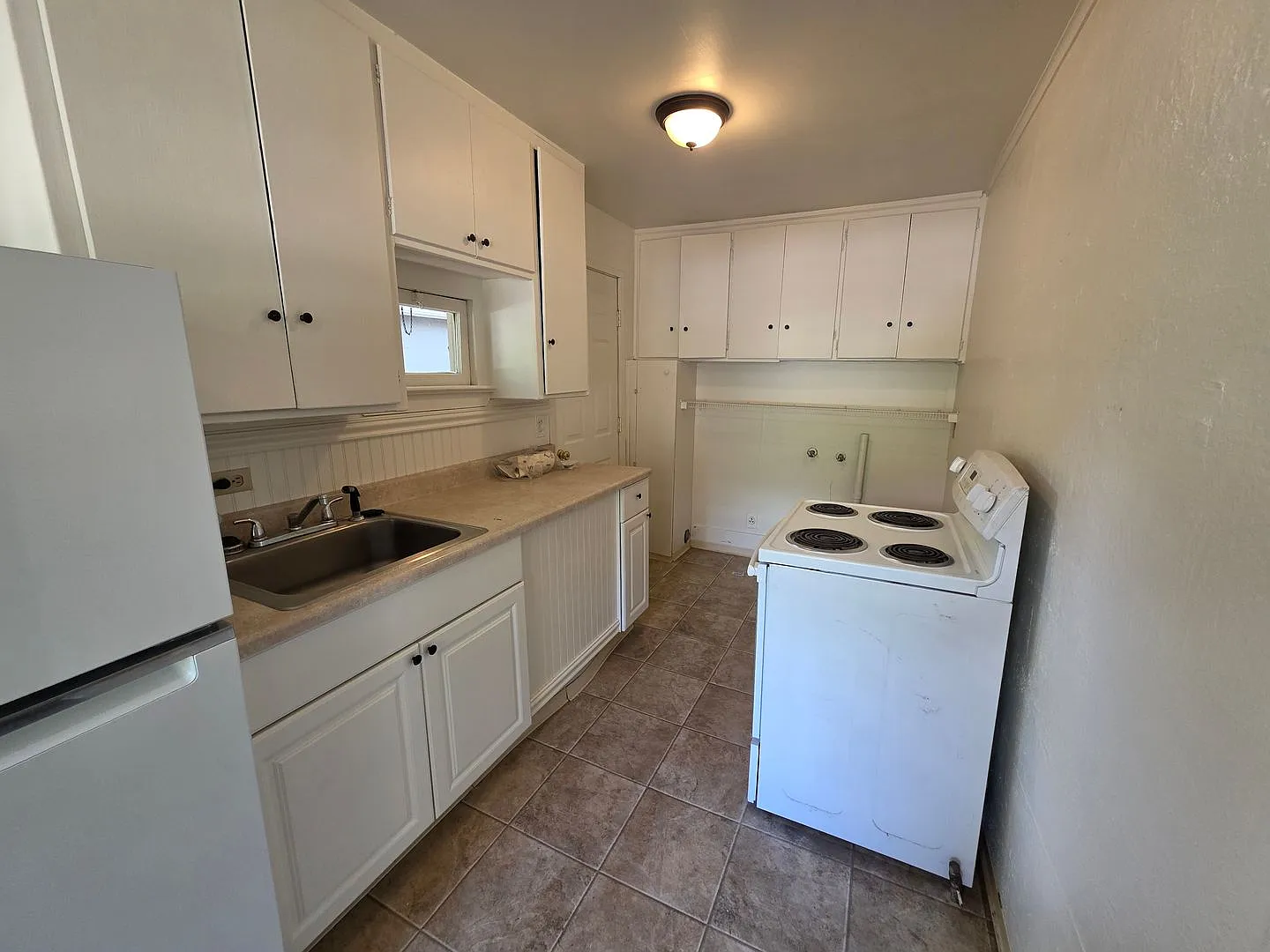 Cozy 2 Bed, 1 Bath Home in Grants Pass — Photo 4