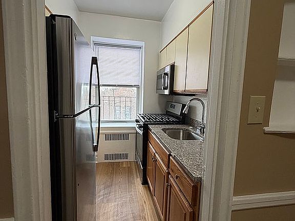 4th image of 901 Avenue N #C