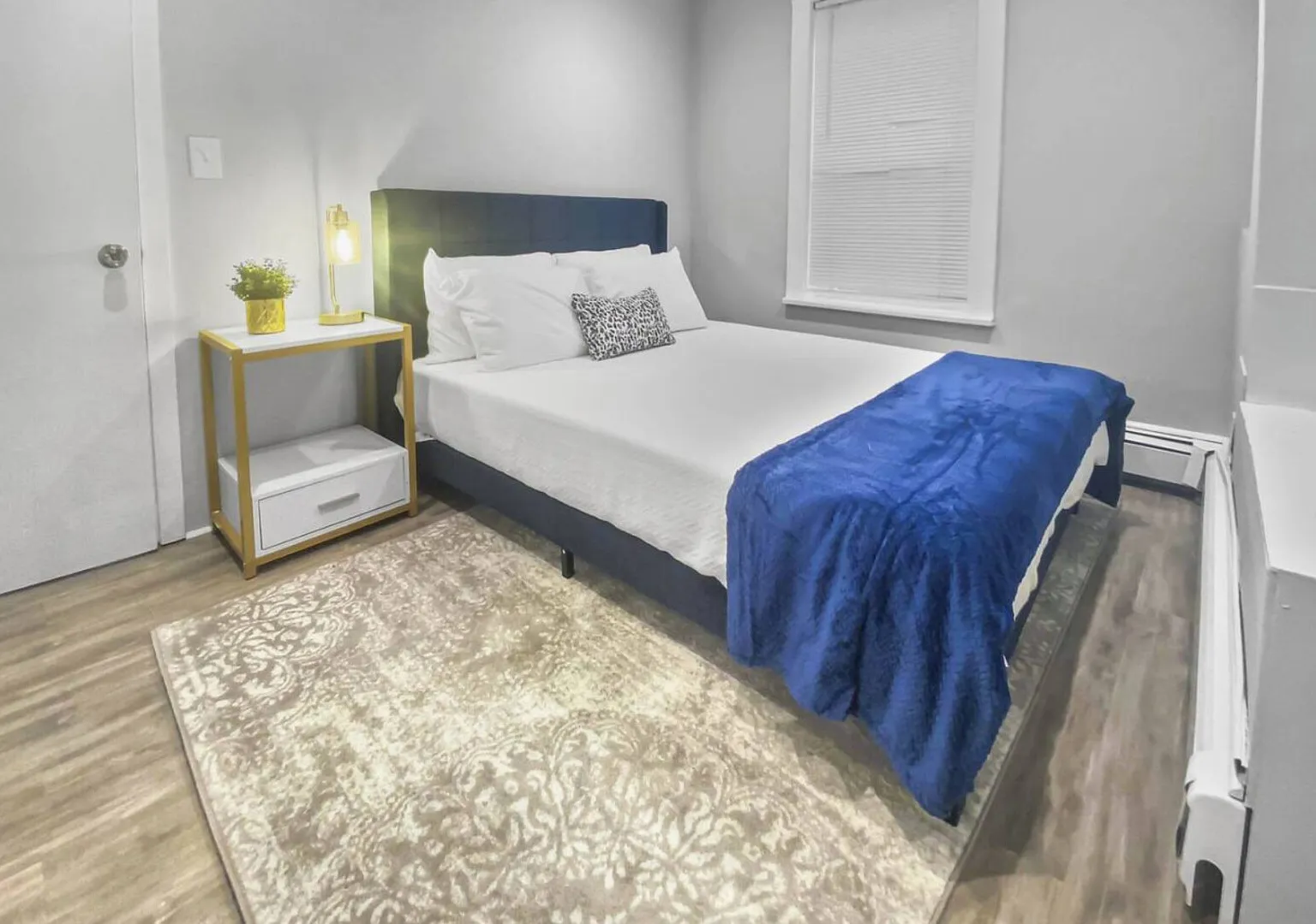 Elegant Retreat in Stamford's Heart — Photo 4