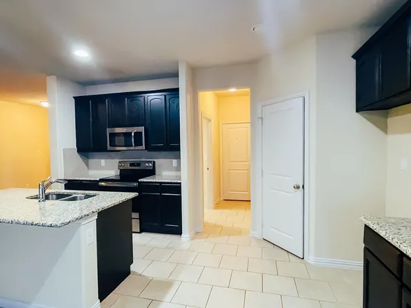 352 Emerald Creek Dr, Fort Worth, TX 76131