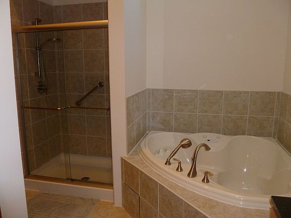 MASTER TUB & SHOWER