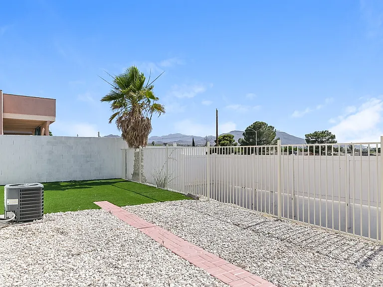 801 Zinnia Cir — Photo 16