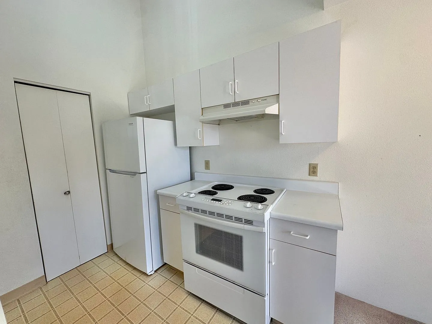 2 Bedroom / 2 Bathroom with a patio and 2 parking stalls at Iao Parkside! — Photo 4