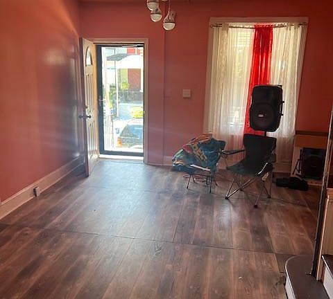 3rd image of 157 N Dewey St