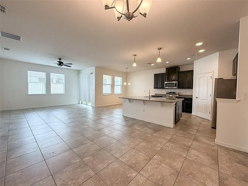 3 bed, 2.0 bath, 2001 sqft, $2,400 — Photo 4