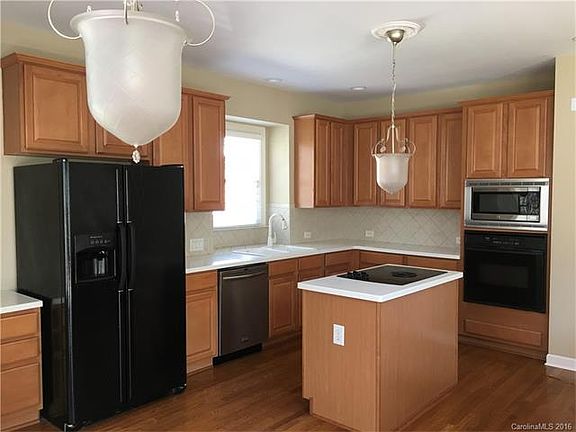 4th image of 7302 Roseland Ave