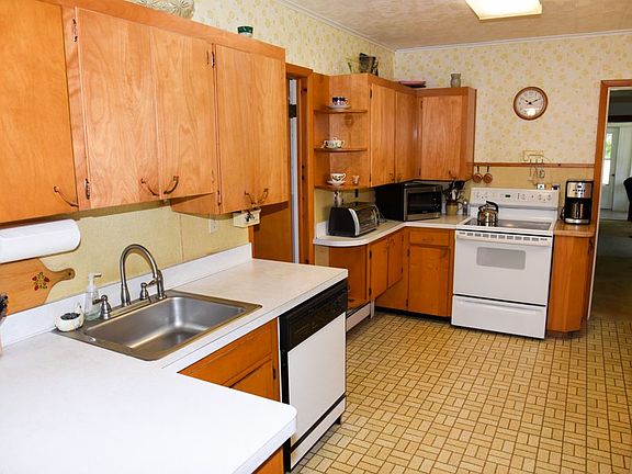 5th image of 24 Fairview Ave