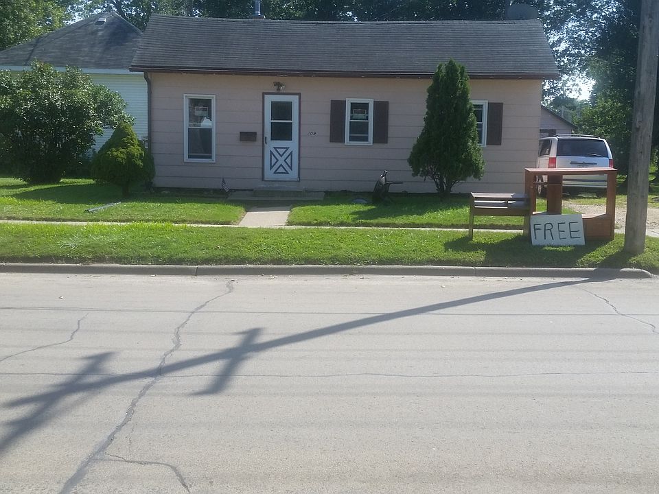 2nd image of 209 E Grove St