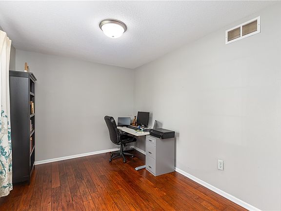 4th image of 2070 SE Florence Dr