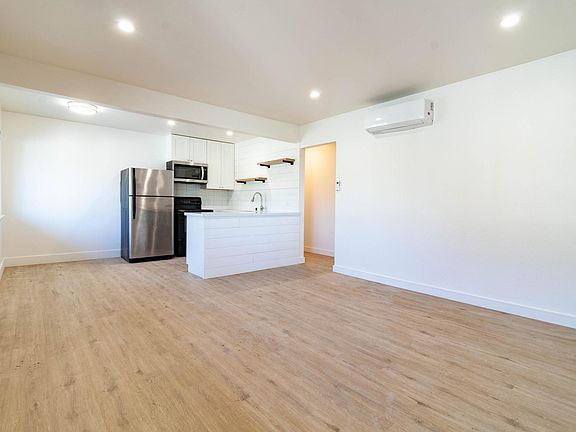 3rd image of 2174 Royal Dr APT 11