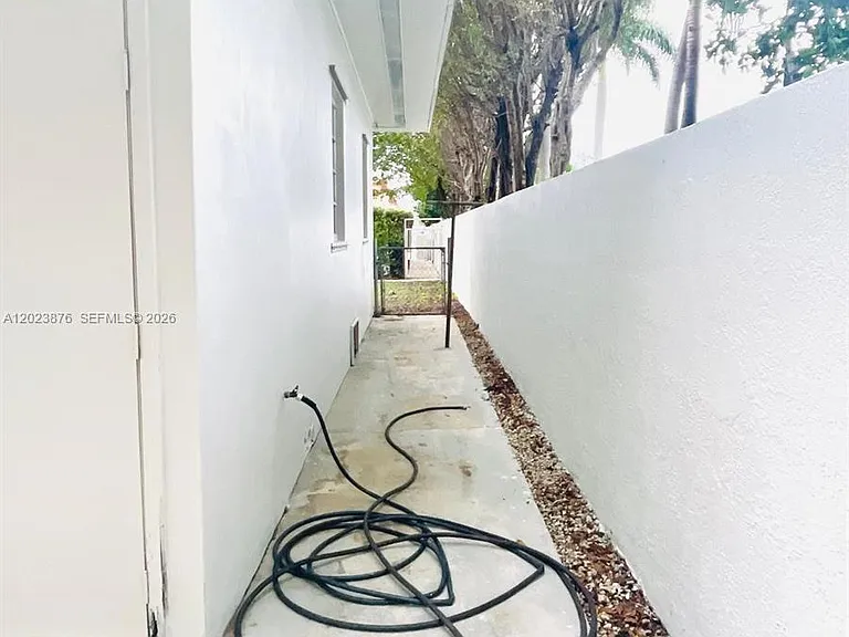 1020 SW 36th Ct — Photo 37