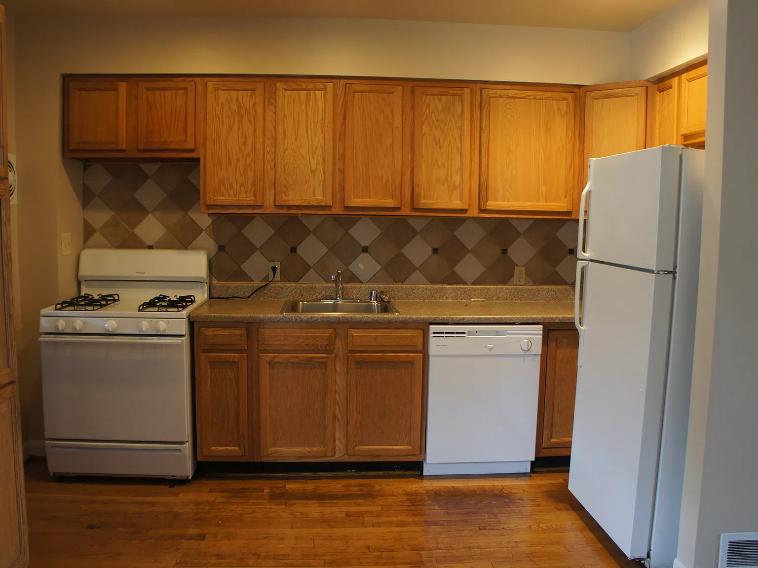 3 bed, 1024 sqft, $1,995 — Photo 2