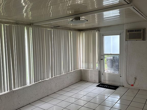 3rd image of 4941 Goucher Ln