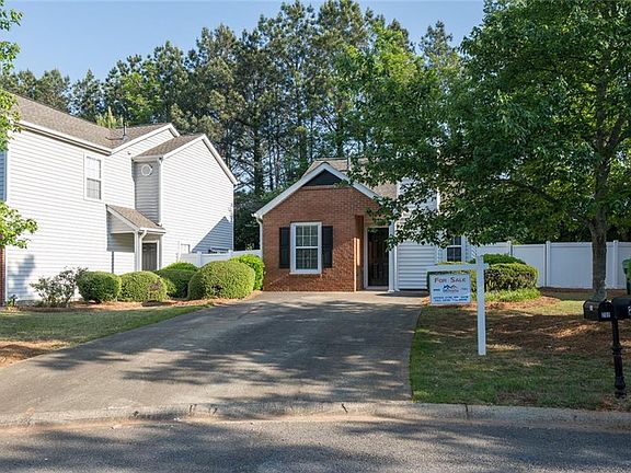 3rd image of 207 Daventry Way