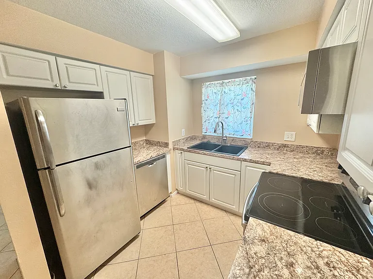5002 Seneca Ave — Photo 5