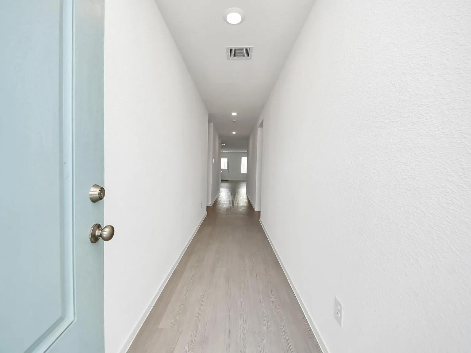 4 bed, 2.0 bath, 1600 sqft, $1,900 — Photo 4