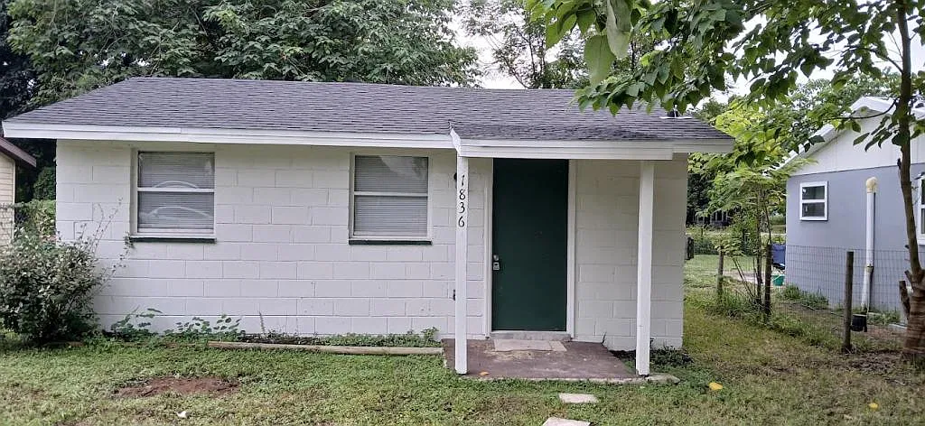 1836 NW Second St — Photo 2