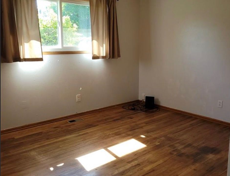 2nd image of 829 SE 165th Ave