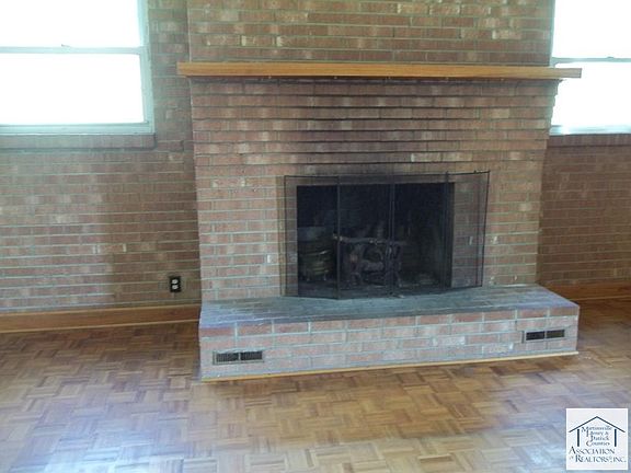 5th image of 1036 Log Manor Rd