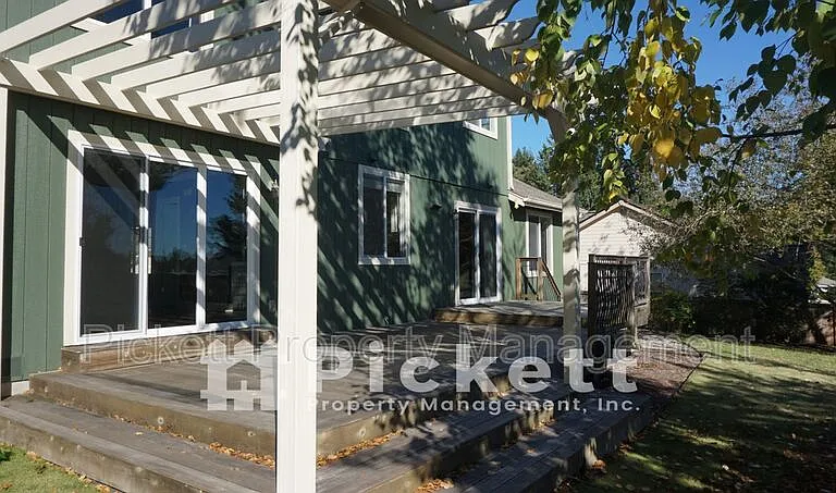 2037 NE Gustaf St — Photo 32